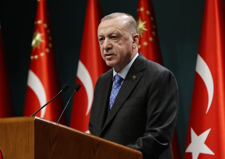 Humbja e Erdoganit midis zemërimit të lëvizjes islame dhe orientimit nacionalist të shtetit