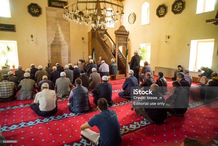 Falja e dy rekateve ndërkohë që imami mban hytben