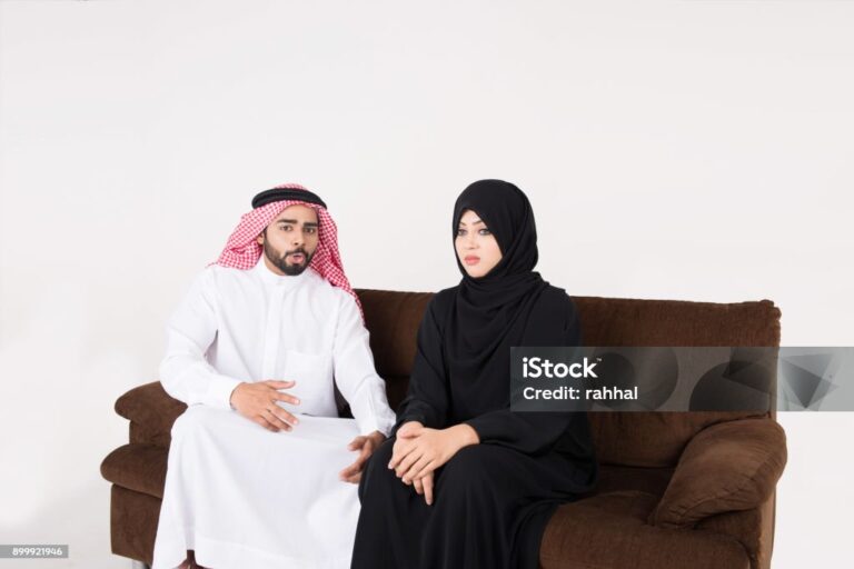 “Dhe jetoni me to në mënyrë të mirë (me ma’ruf)” është një përgjegjësi fetare dhe morale